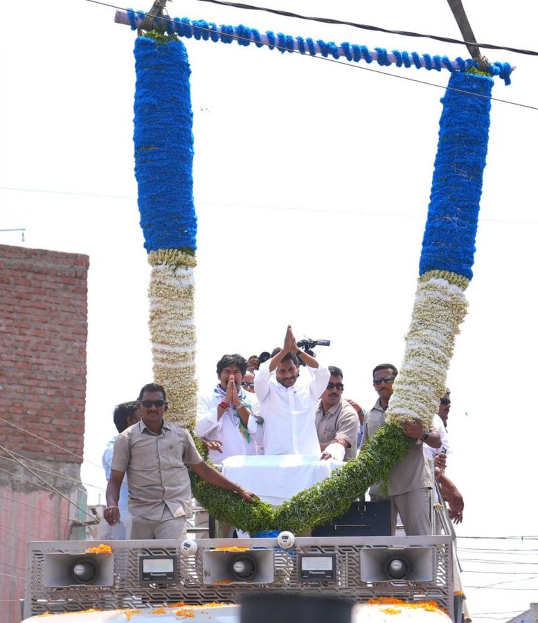 CM YS Jagan Bus Yatra At Palnadu District Photos - Sakshi14