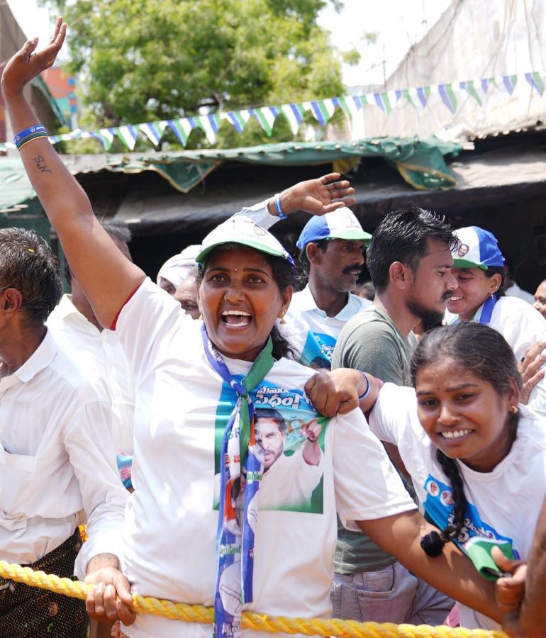 CM YS Jagan Bus Yatra At Palnadu District Photos - Sakshi15