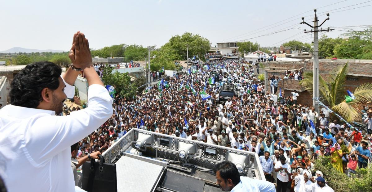 CM YS Jagan Bus Yatra At Palnadu District Photos - Sakshi17