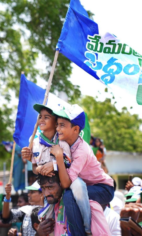 CM YS Jagan Bus Yatra At Palnadu District Photos - Sakshi18