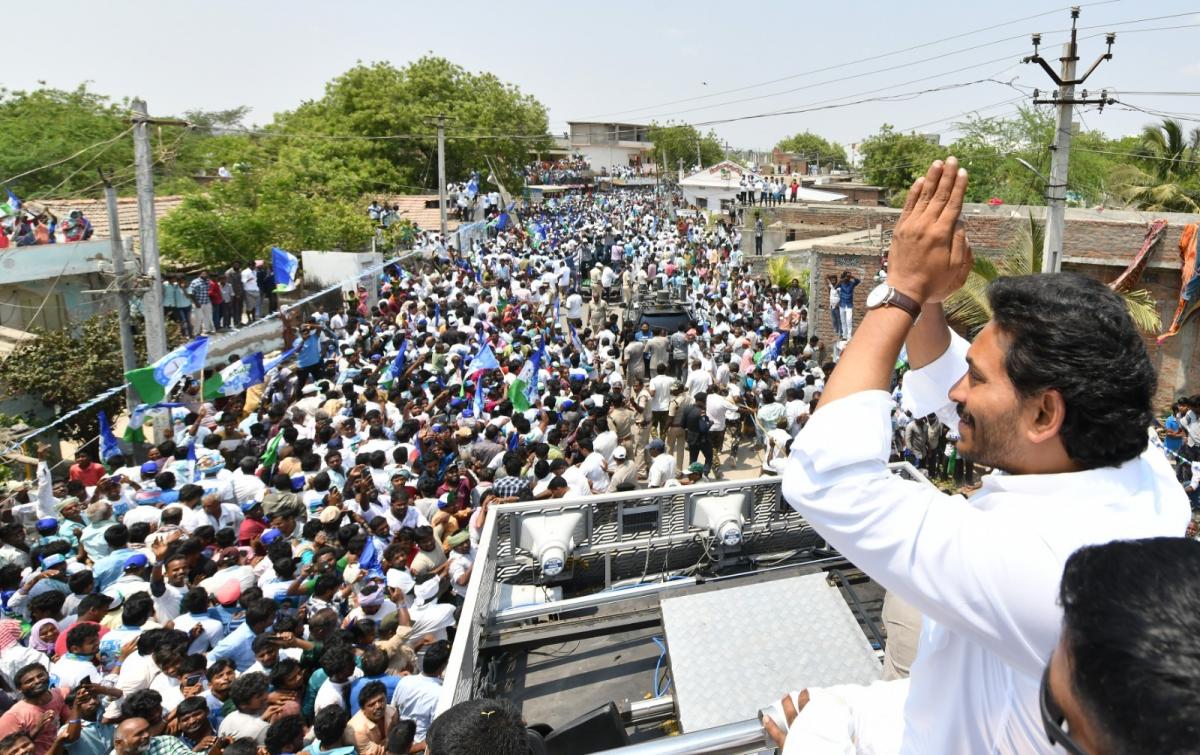 CM YS Jagan Bus Yatra At Palnadu District Photos - Sakshi1