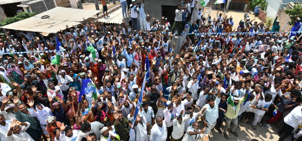 CM YS Jagan Bus Yatra At Palnadu District Photos - Sakshi19