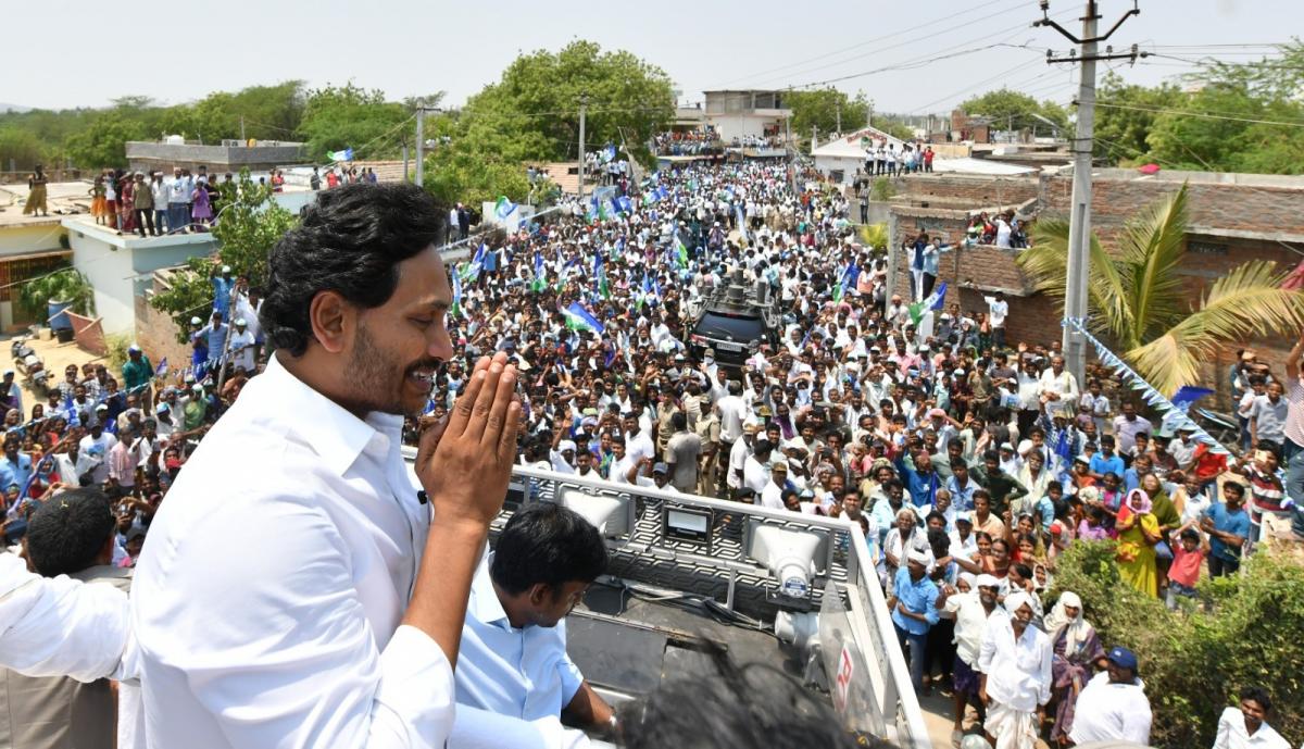 CM YS Jagan Bus Yatra At Palnadu District Photos - Sakshi20