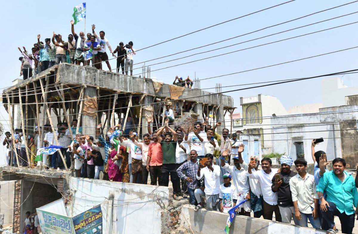 CM YS Jagan Bus Yatra At Palnadu District Photos - Sakshi22