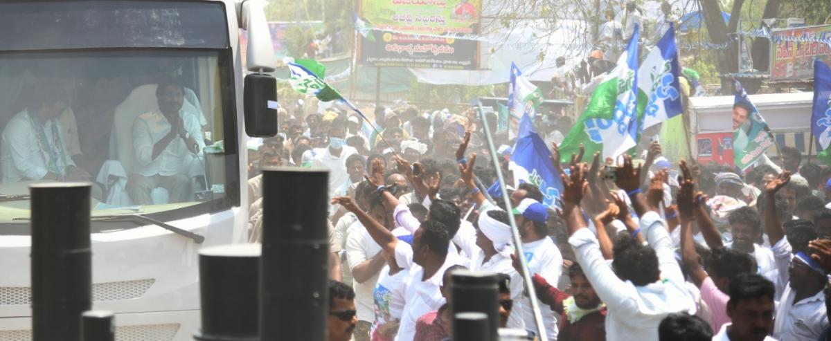 CM YS Jagan Bus Yatra At Palnadu District Photos - Sakshi23