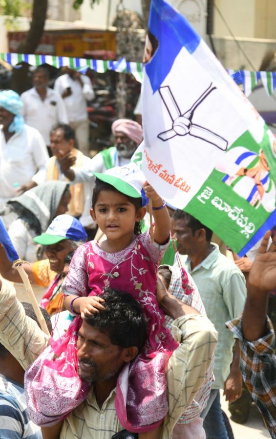 CM YS Jagan Bus Yatra At Palnadu District Photos - Sakshi25