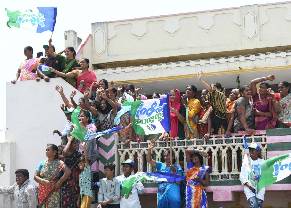 CM YS Jagan Bus Yatra At Palnadu District Photos - Sakshi27