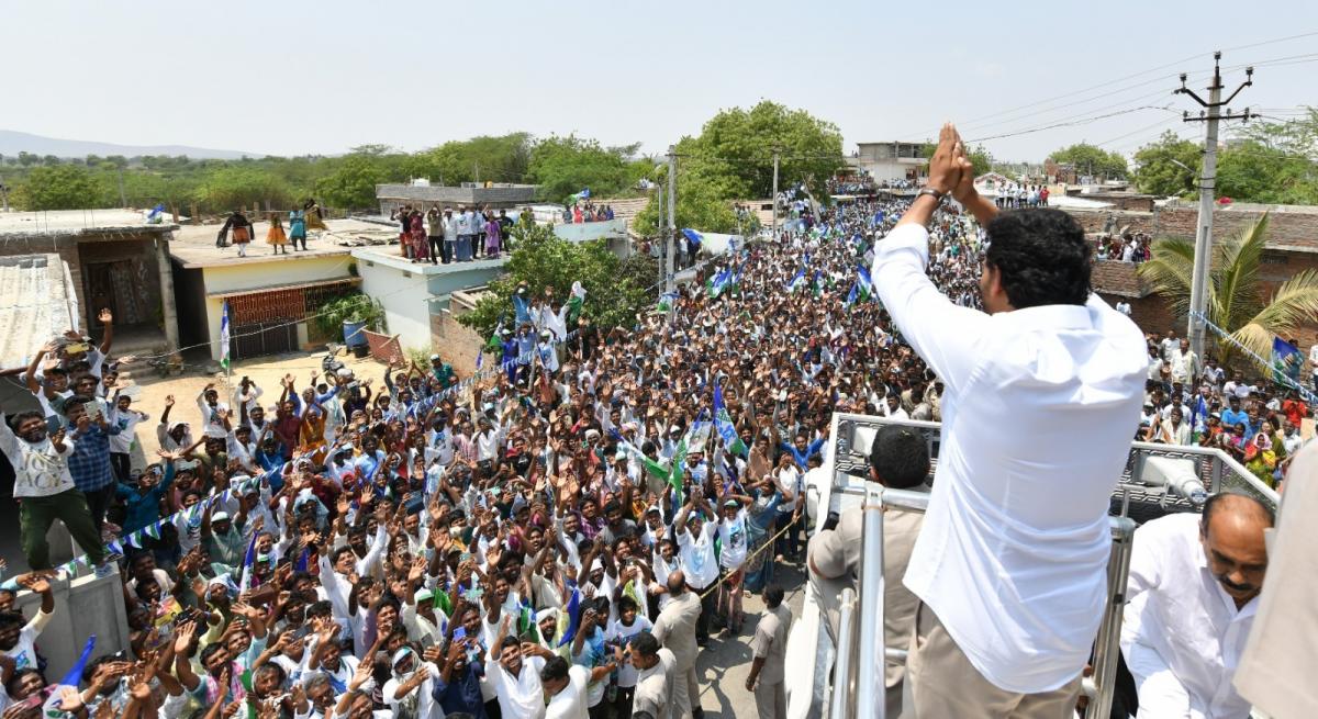 CM YS Jagan Bus Yatra At Palnadu District Photos - Sakshi28