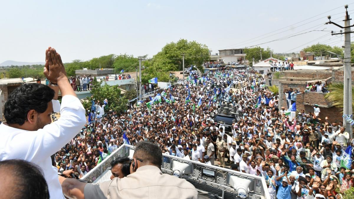 CM YS Jagan Bus Yatra At Palnadu District Photos - Sakshi29