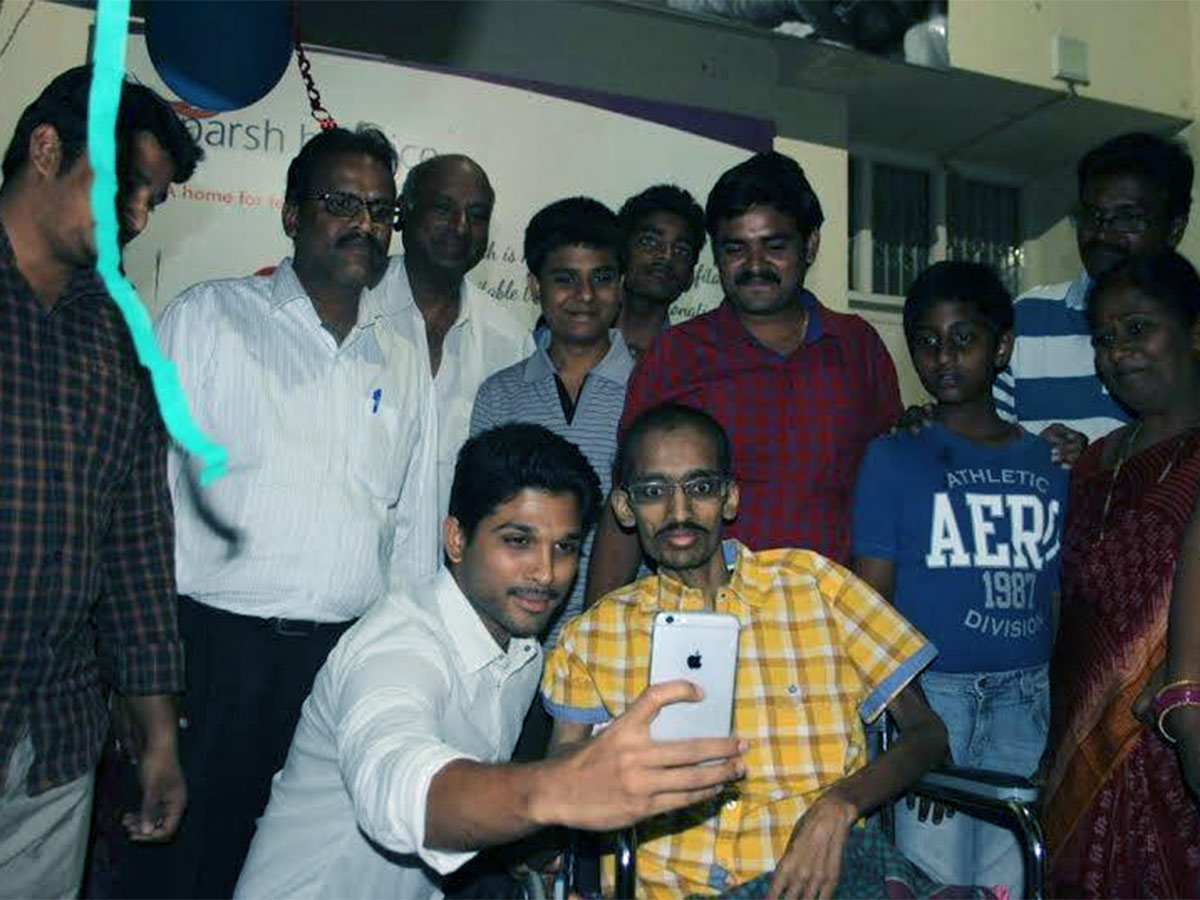 Pushpa2TheRule : Allu Arjun Rare And Unseen Photos With Family And Other Celebrities - Sakshi51