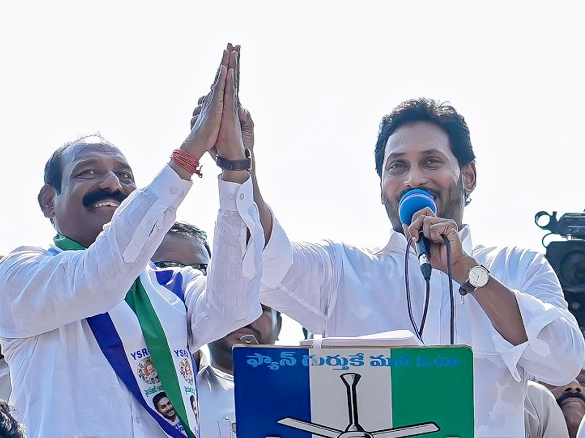 CM YS Jagan Public Meeting at Payakaraopeta Photos18