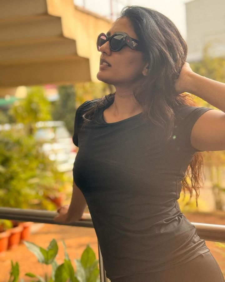 Actress Eesha Rebba Latest Stunning Looks Photoshoot HD Stills6