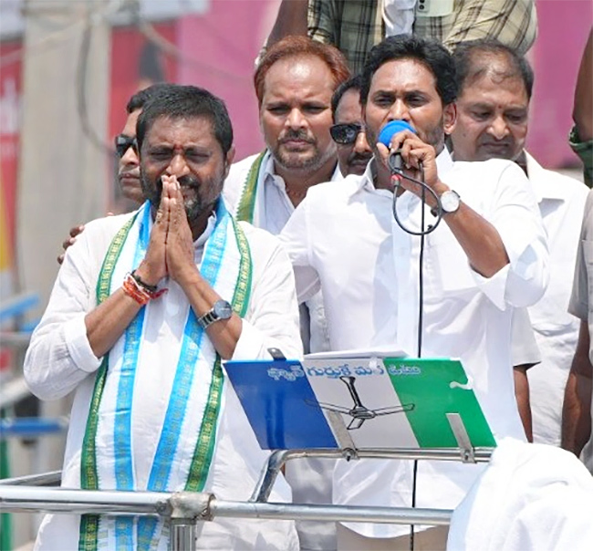 Massive Crowd Attend In CM YS Jagan Election Campaign At Bobbili12