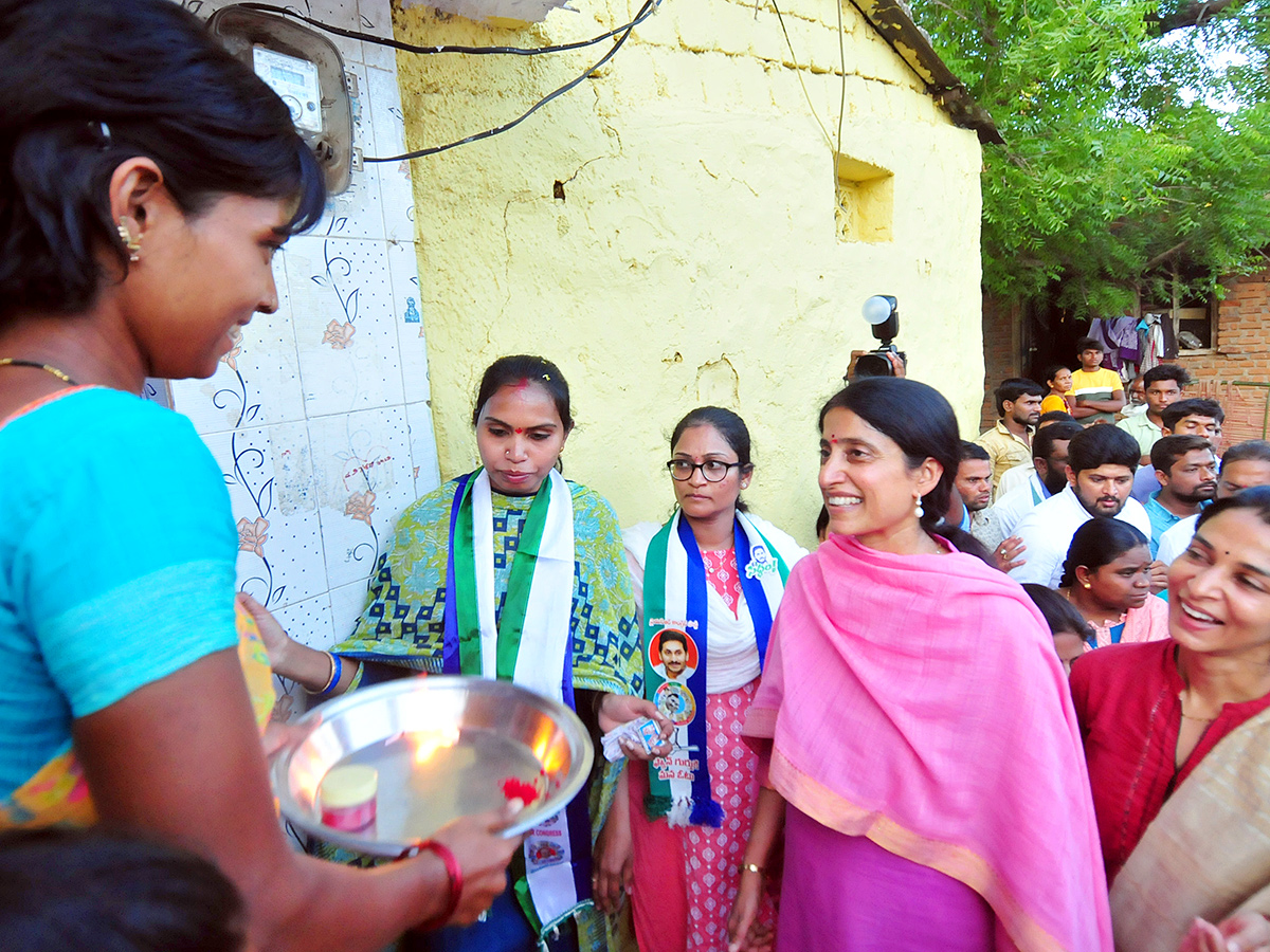 ys bharathi election campaign11