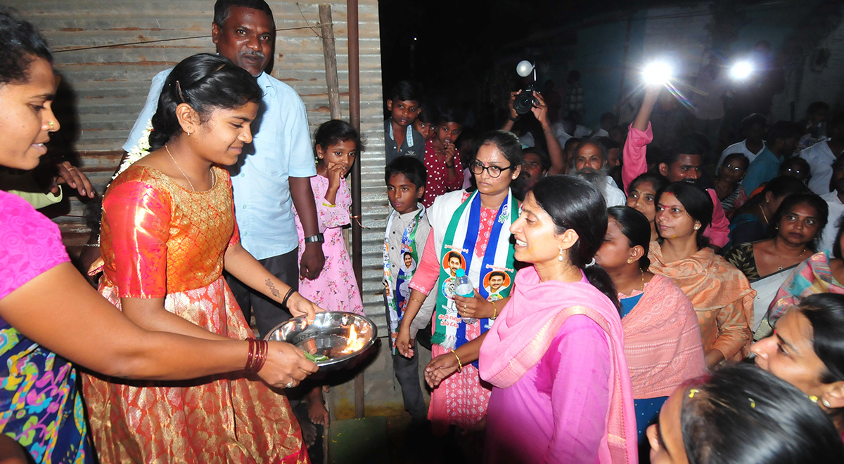 ys bharathi election campaign13