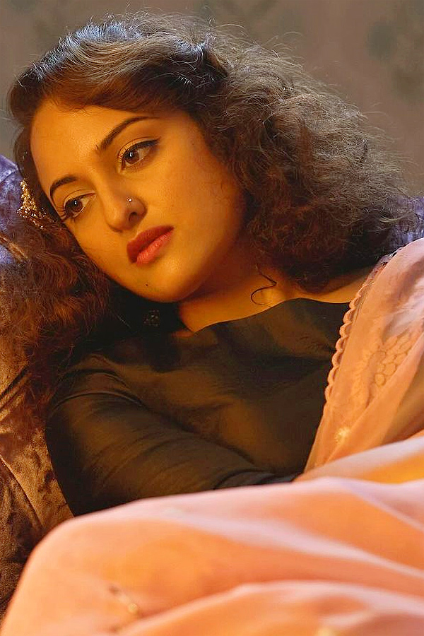 Heeramandi  actress Sonakshi Gorgeouss looks viral photos11