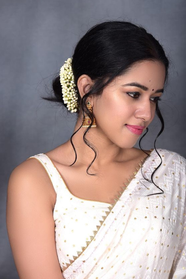 Love Guru Beauty Mirnalini Ravi Birthday Photos Goes Viral13