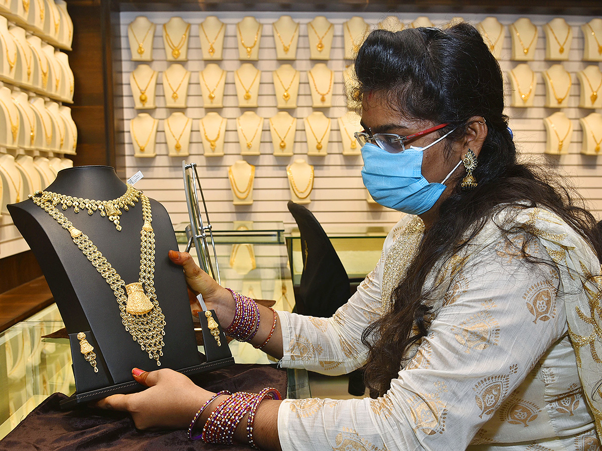 Akshaya Tritiya Offer : huge Rush at Gold Shops in Hyderabad10