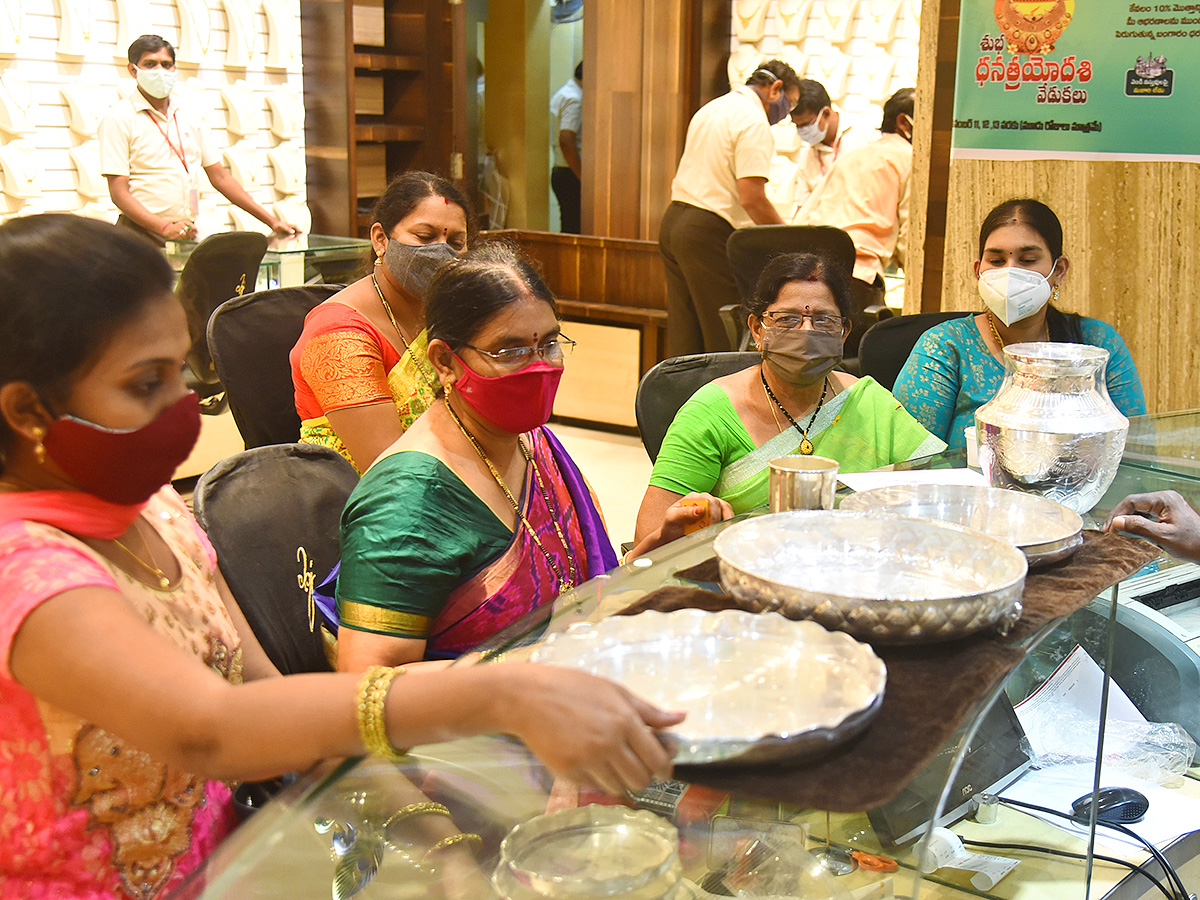 Akshaya Tritiya Offer : huge Rush at Gold Shops in Hyderabad11