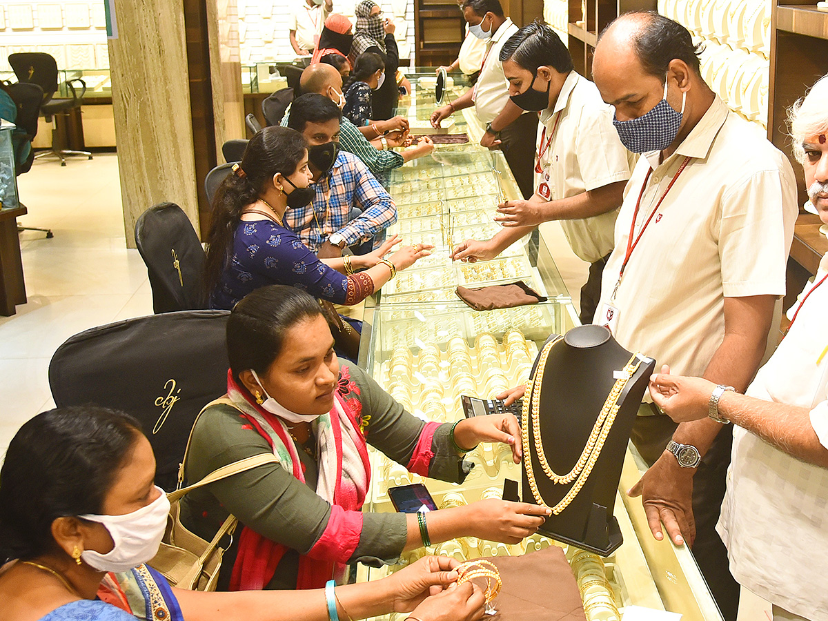 Akshaya Tritiya Offer : huge Rush at Gold Shops in Hyderabad12