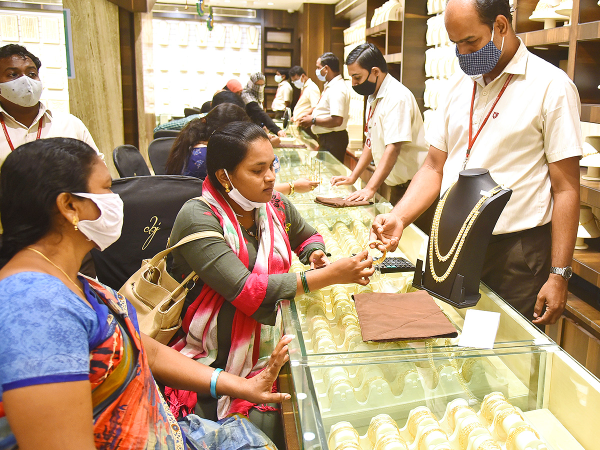 Akshaya Tritiya Offer : huge Rush at Gold Shops in Hyderabad13