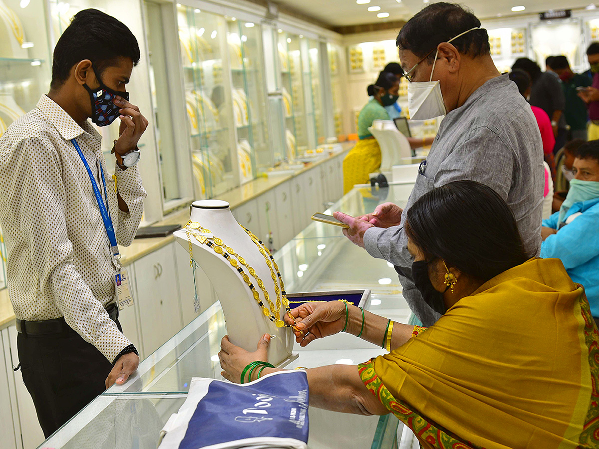 Akshaya Tritiya Offer : huge Rush at Gold Shops in Hyderabad15