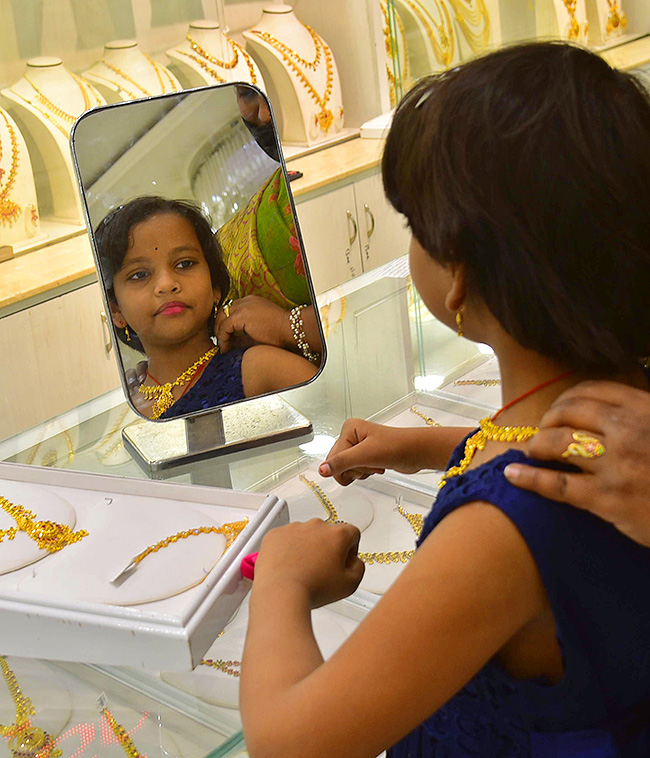 Akshaya Tritiya Offer : huge Rush at Gold Shops in Hyderabad16