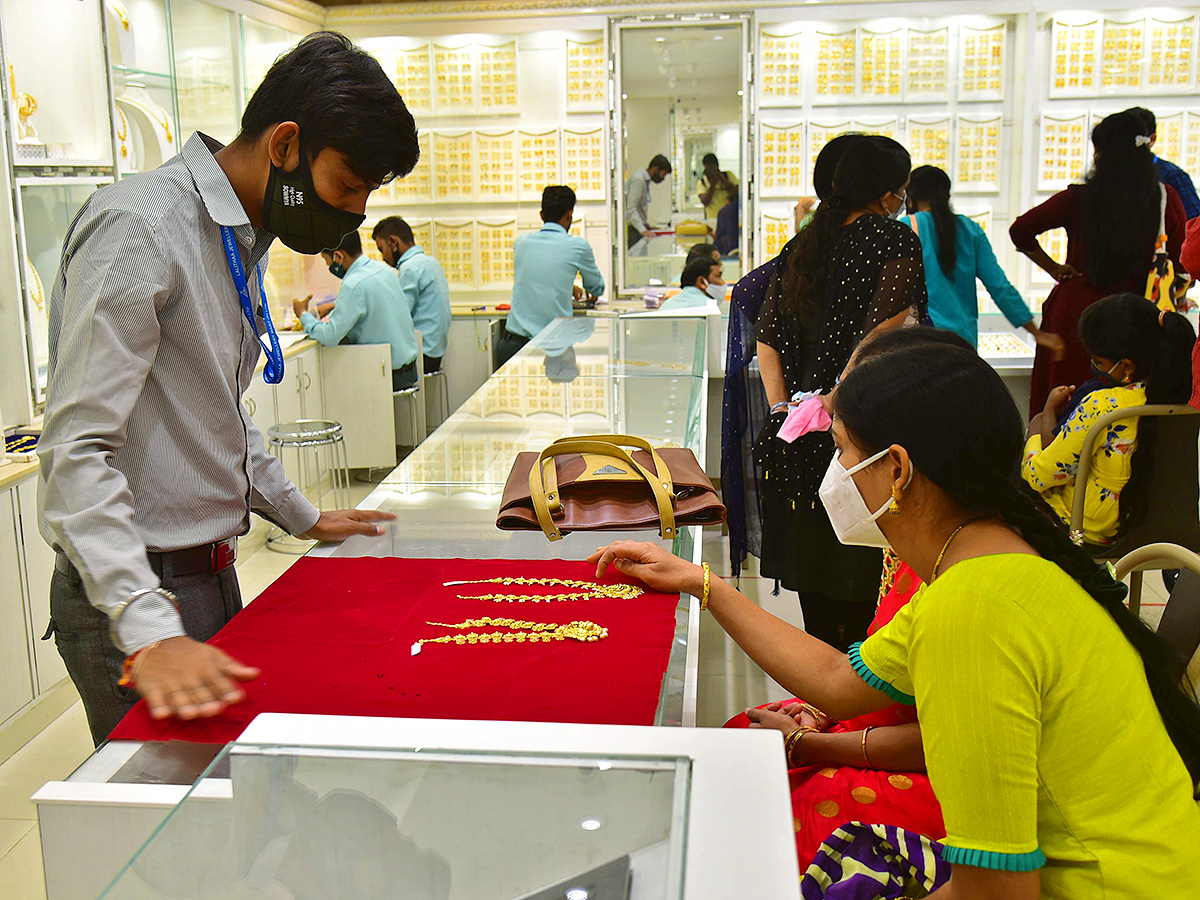 Akshaya Tritiya Offer : huge Rush at Gold Shops in Hyderabad17