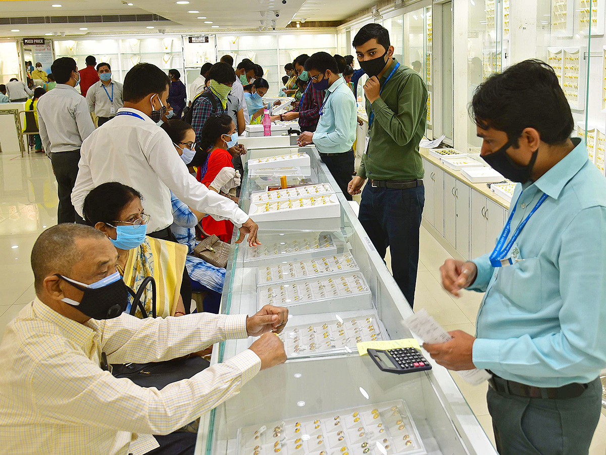 Akshaya Tritiya Offer : huge Rush at Gold Shops in Hyderabad18