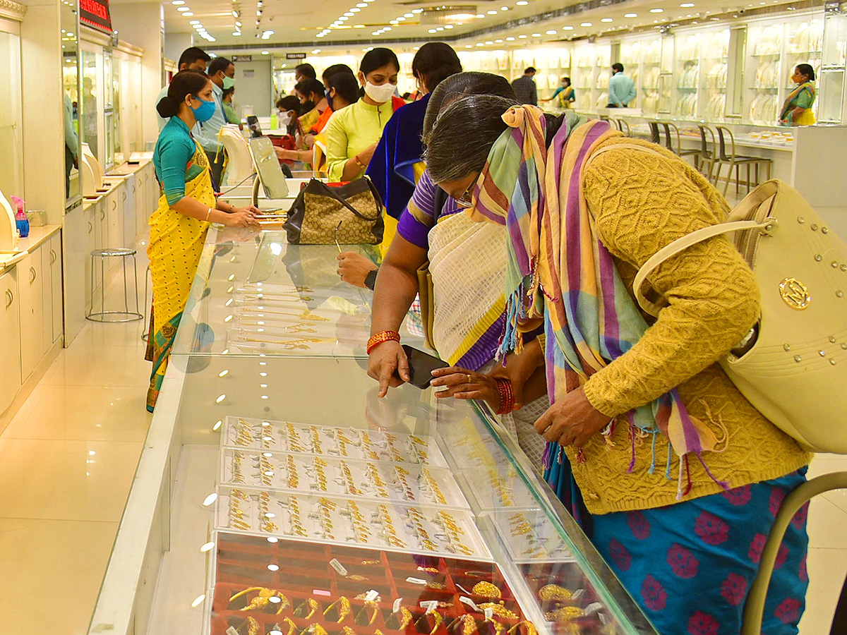 Akshaya Tritiya Offer : huge Rush at Gold Shops in Hyderabad19