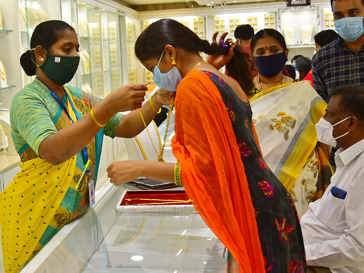 Akshaya Tritiya Offer : huge Rush at Gold Shops in Hyderabad20