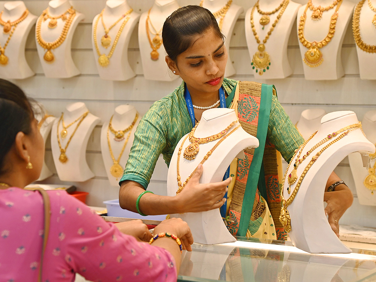 Akshaya Tritiya Offer : huge Rush at Gold Shops in Hyderabad4