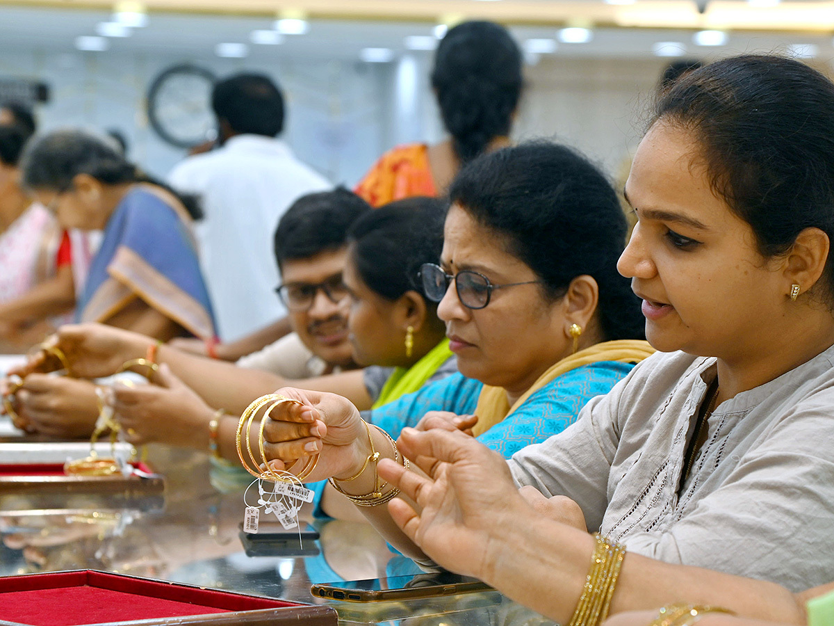 Akshaya Tritiya Offer : huge Rush at Gold Shops in Hyderabad5