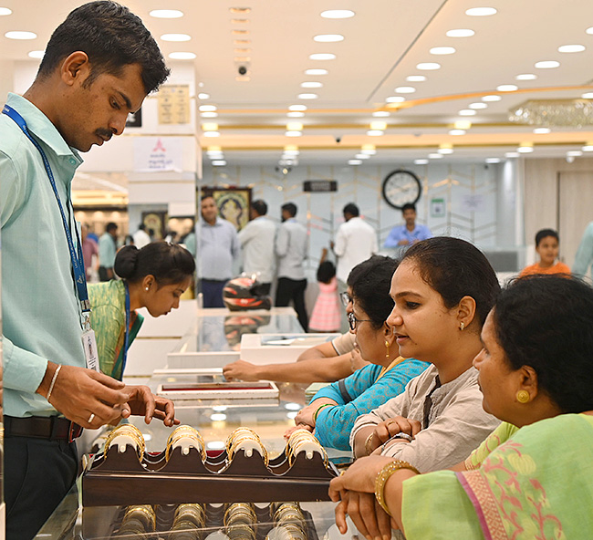 Akshaya Tritiya Offer : huge Rush at Gold Shops in Hyderabad6