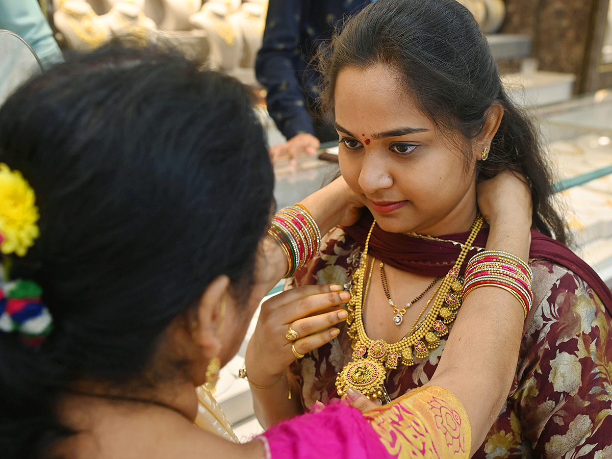 Akshaya Tritiya Offer : huge Rush at Gold Shops in Hyderabad7