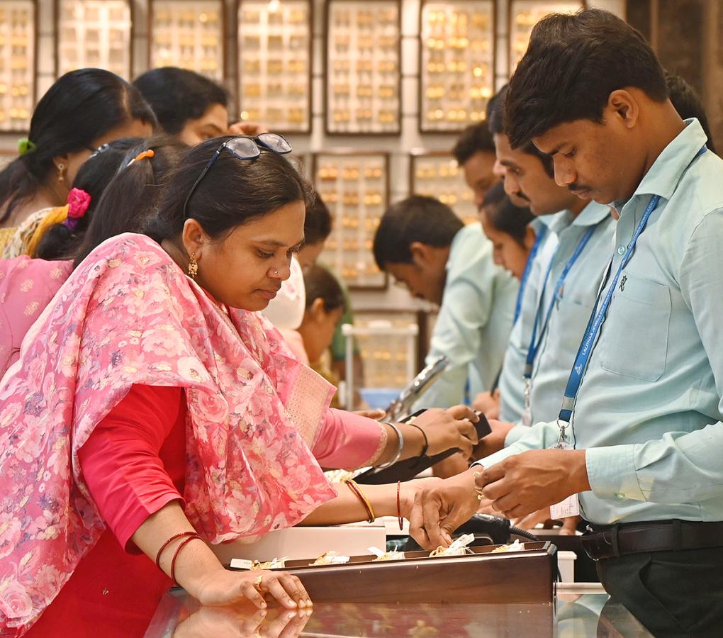 Akshaya Tritiya Offer : huge Rush at Gold Shops in Hyderabad8