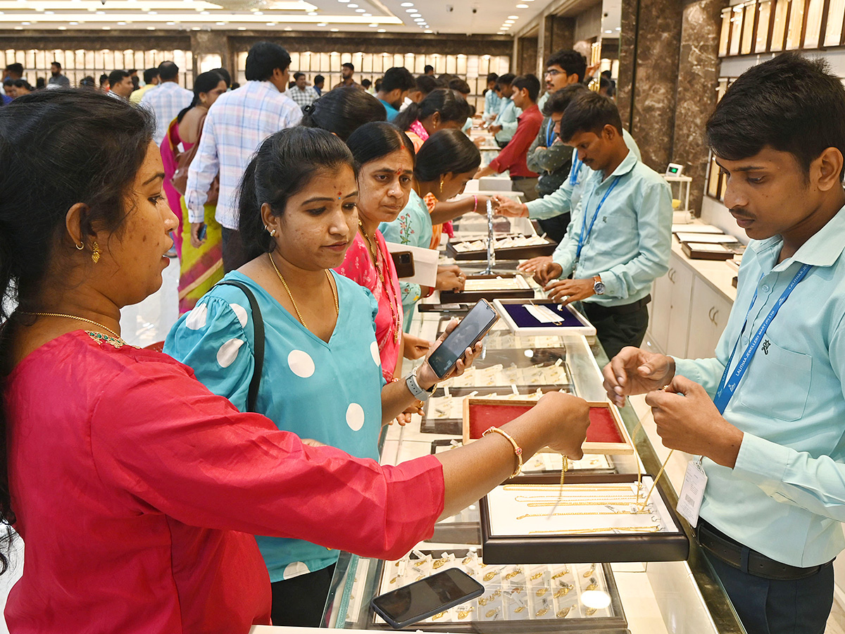 Akshaya Tritiya Offer : huge Rush at Gold Shops in Hyderabad9