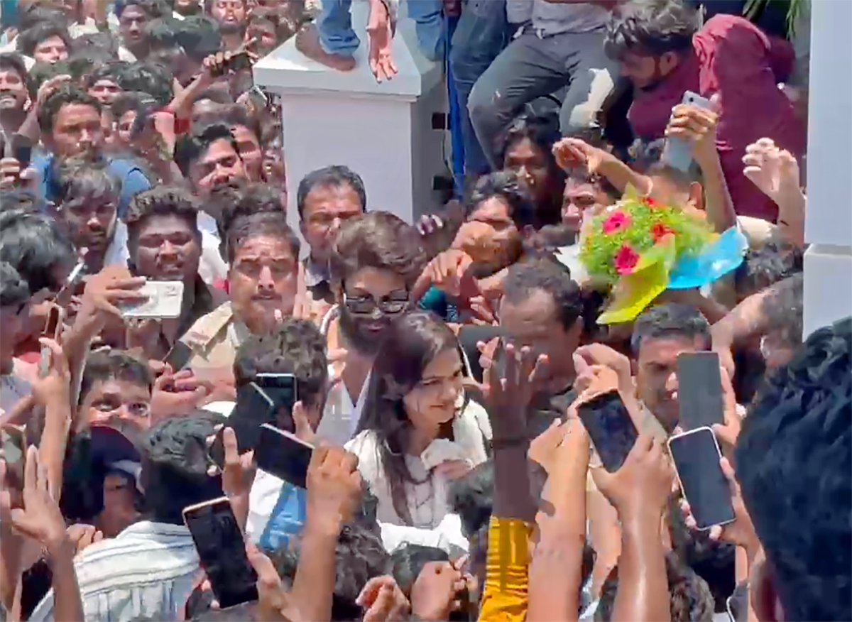 Allu Arjun Nandyal Visit To Support YSRCP MLA Candidate Photos Gallery9