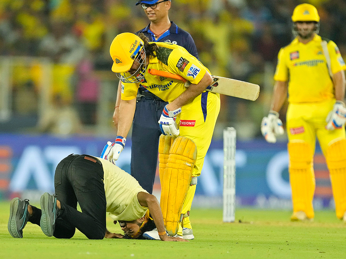 Fan Breaches Security To Meet MS Dhoni, CSK Legend's Reaction Wins Hearts1