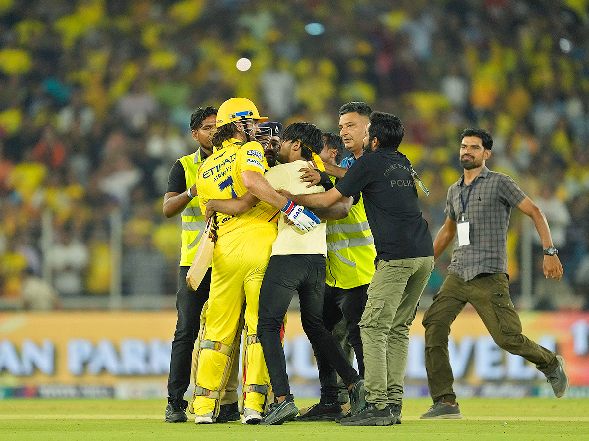 Fan Breaches Security To Meet MS Dhoni, CSK Legend's Reaction Wins Hearts11