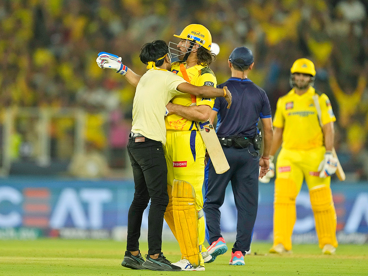 Fan Breaches Security To Meet MS Dhoni, CSK Legend's Reaction Wins Hearts13