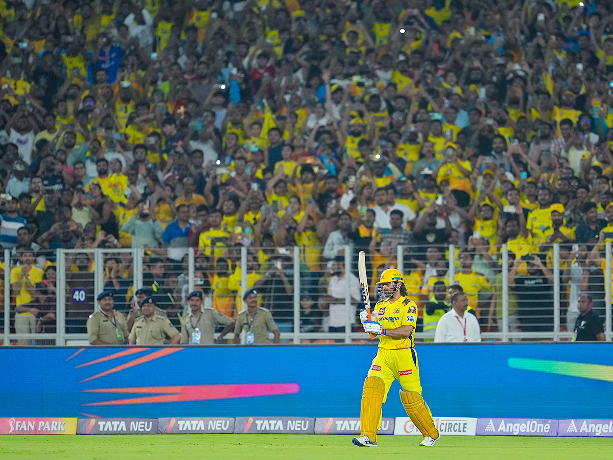 Fan Breaches Security To Meet MS Dhoni, CSK Legend's Reaction Wins Hearts14