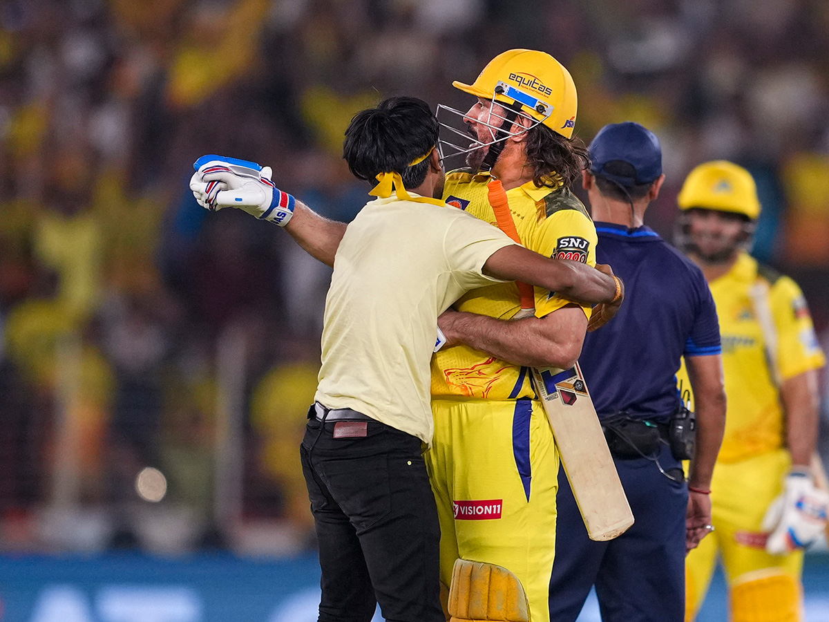 Fan Breaches Security To Meet MS Dhoni, CSK Legend's Reaction Wins Hearts2