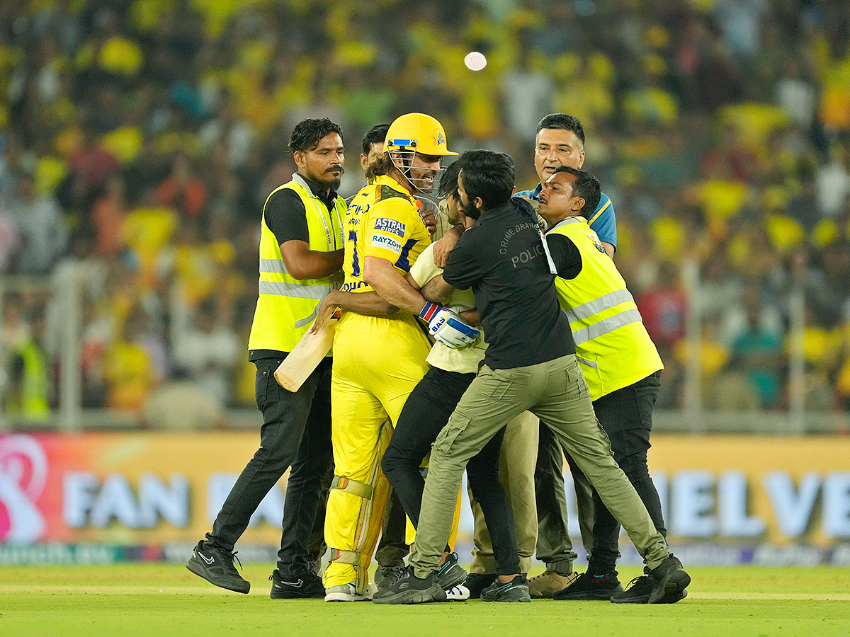 Fan Breaches Security To Meet MS Dhoni, CSK Legend's Reaction Wins Hearts3