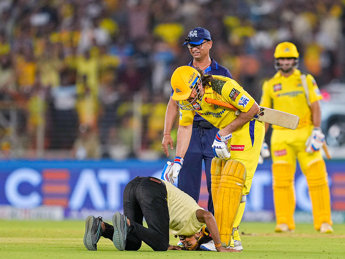 Fan Breaches Security To Meet MS Dhoni, CSK Legend's Reaction Wins Hearts5