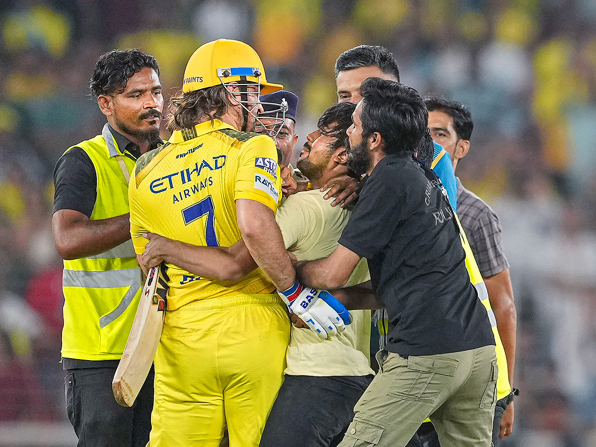 Fan Breaches Security To Meet MS Dhoni, CSK Legend's Reaction Wins Hearts6