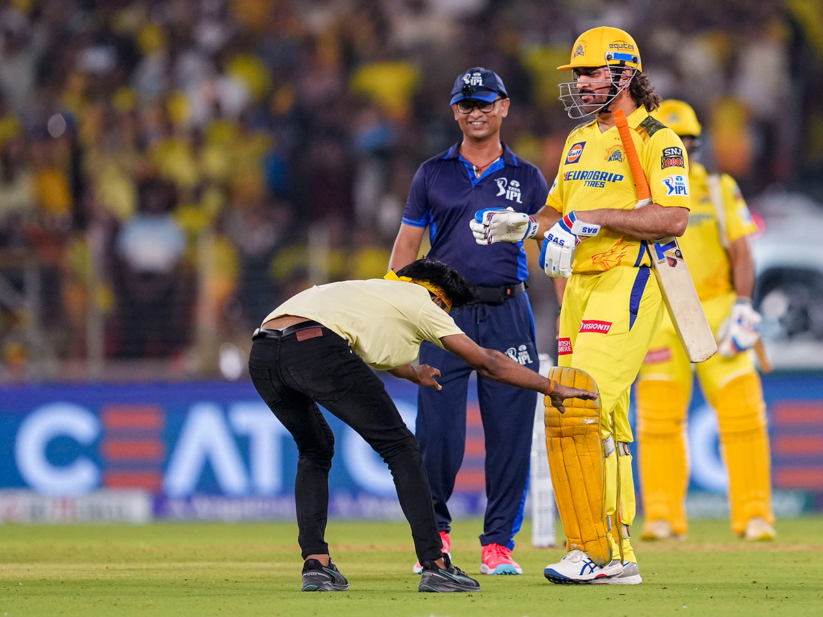 Fan Breaches Security To Meet MS Dhoni, CSK Legend's Reaction Wins Hearts9