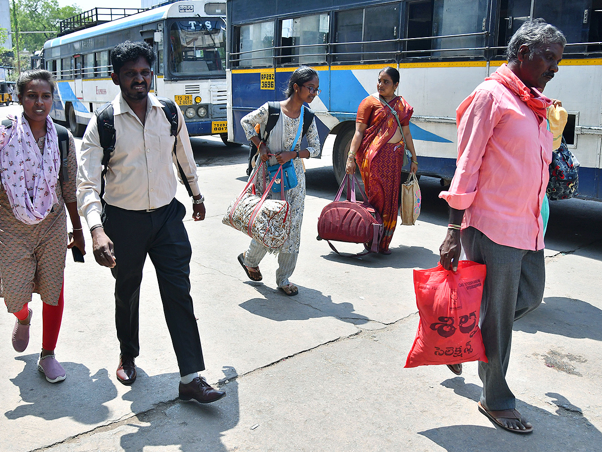 APElections 2024 Heavy rush in bus and railway stations Photos10