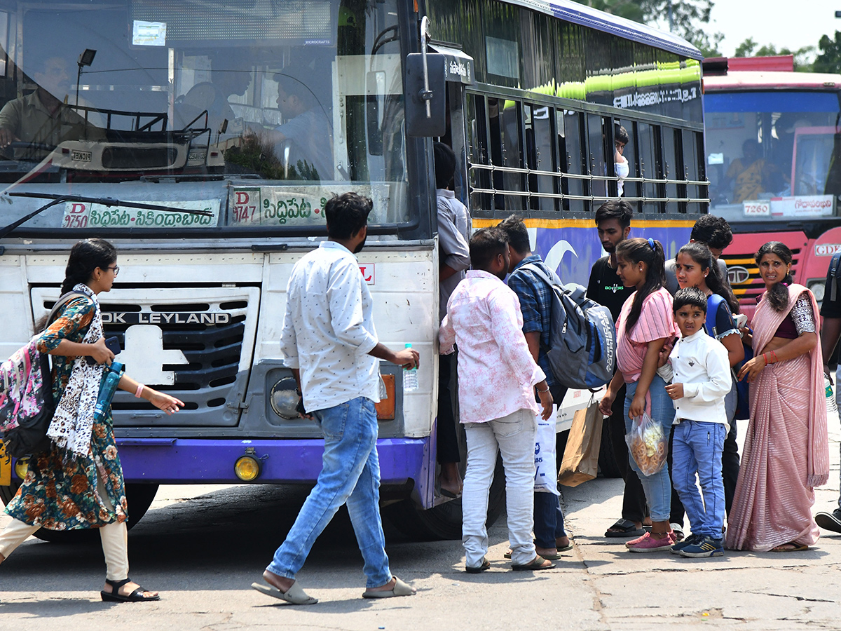 APElections 2024 Heavy rush in bus and railway stations Photos11