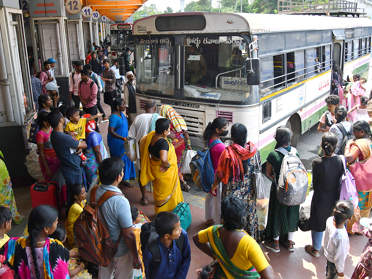 APElections 2024 Heavy rush in bus and railway stations Photos12